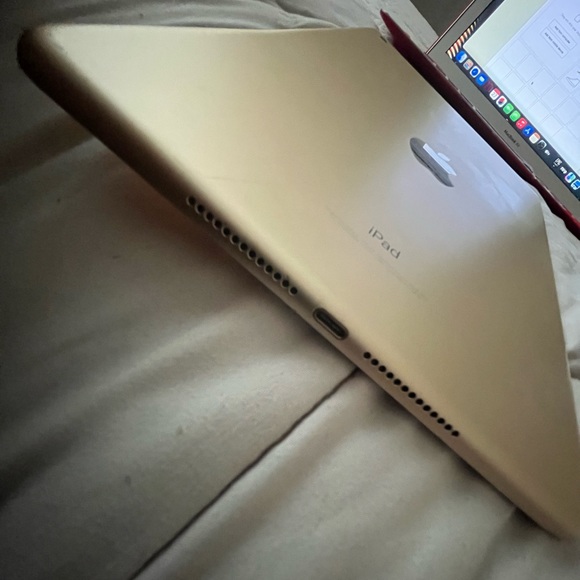 iPad 5th Gen - Picture 4 of 5